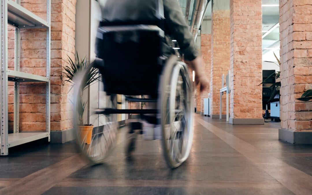 Persona en silla de ruedas en una oficina