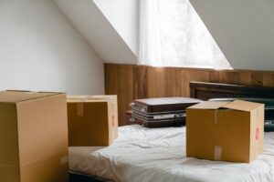 Un piso con cajas en mudanza